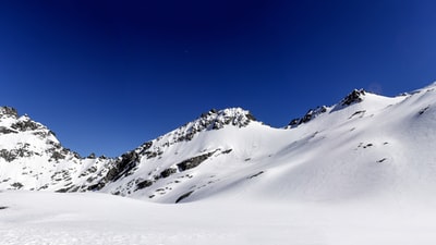 蓝天雪山